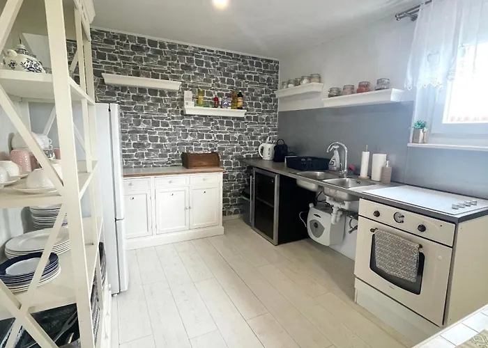 Maul - Lator Presbar Es Bortrezor Apartment Villany